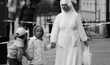 ‘A monaca d”o Bbammeniello: quando la generosità diventa un pettegolezzo di quartiere