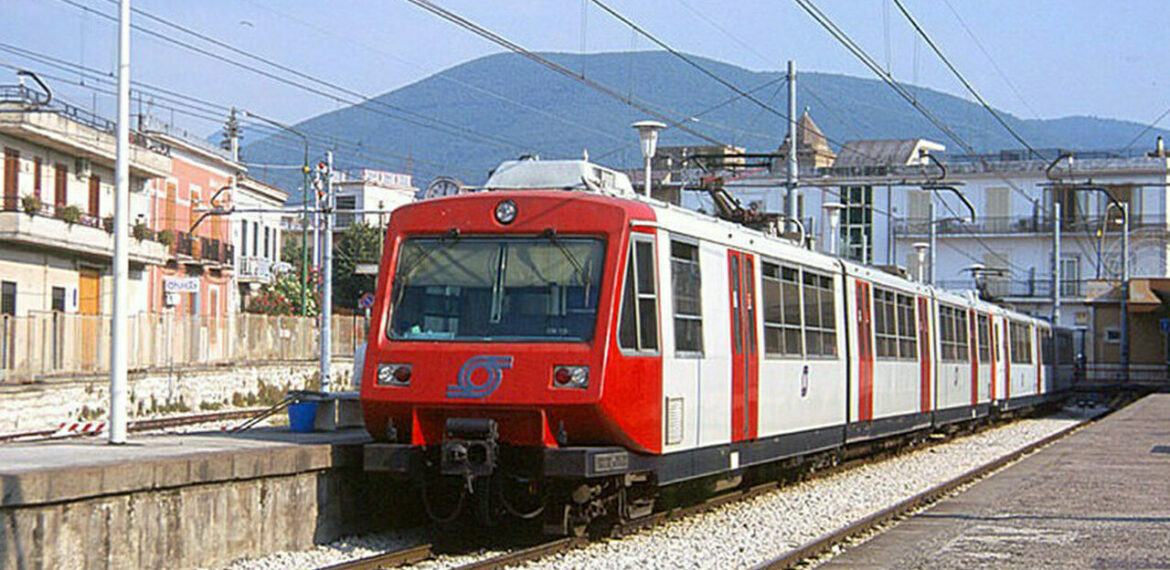 Il treno che cinge il vulcano: l’epopea della Circumvesuviana